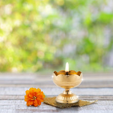 Load image into Gallery viewer, Handmade Solid Brass Pyali Oil Lamp Sunflower Diya Diya Lamp Pasal 